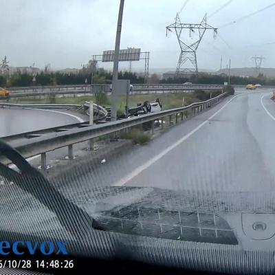 İstanbul'da yaşandı! Virajı alamadı, takla attı!