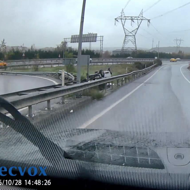 İstanbul'da yaşandı! Virajı alamadı, takla attı!