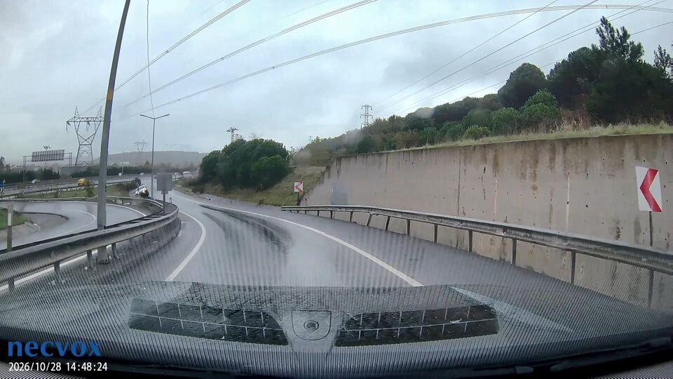 İstanbul'da yaşandı! Virajı alamadı, takla attı!