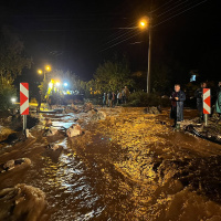 Antalya'da sel suları molozları yollara taşıdı!