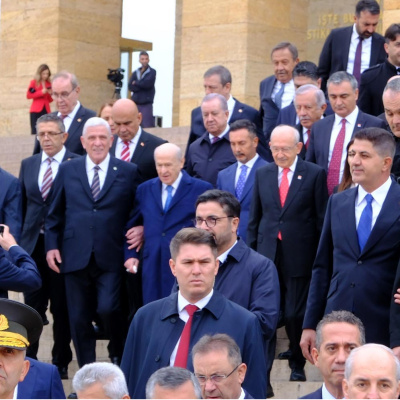 Anıtkabir merdivenlerinden kol kola indiler