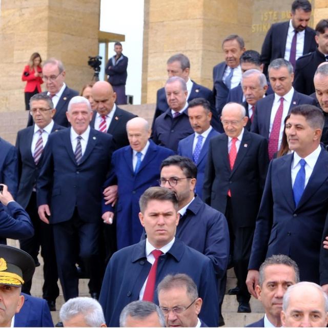 Anıtkabir merdivenlerinden kol kola indiler