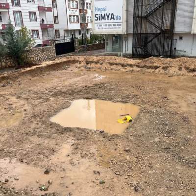 Küçük çocuk su dolu çukura düştü!