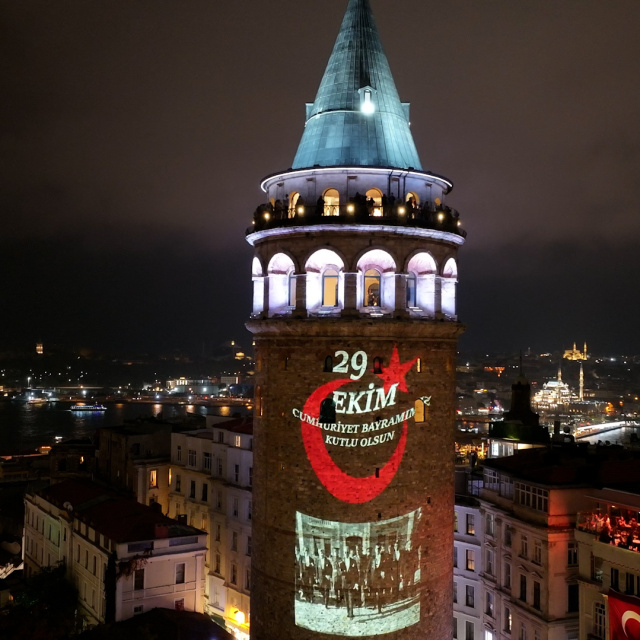 103 yıllık ışık Galata'dan göğe yükseldi