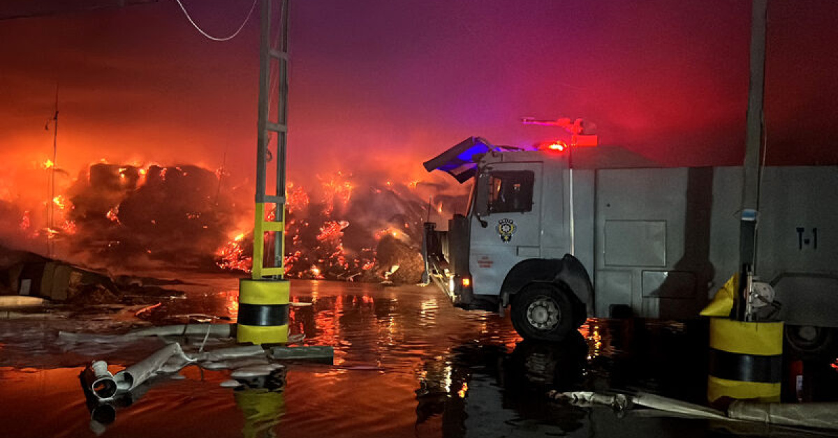 Lightning sparks fire at tobacco warehouse in Mersin