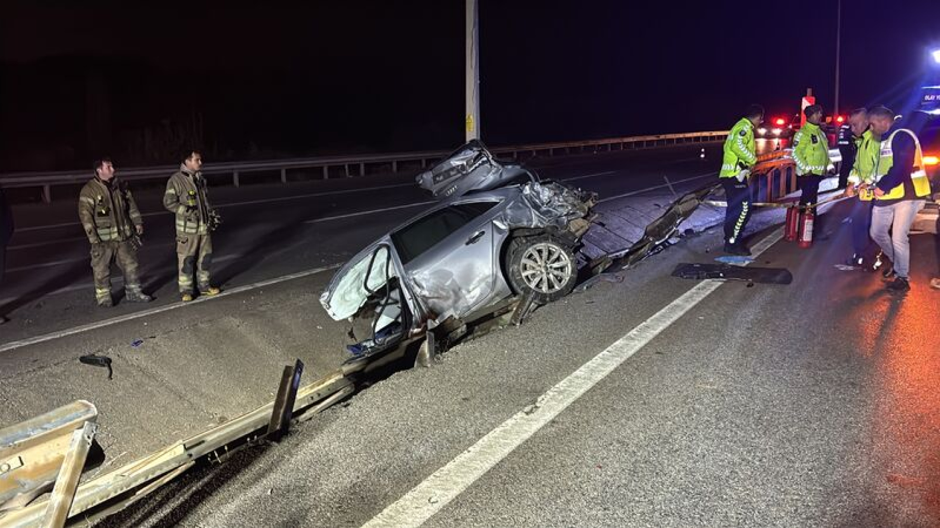 Çanakkale'de Otomobil Aydınlatma Direğine Çarptı, 2 Kişi Öldü