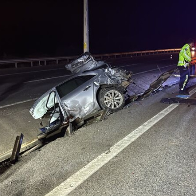 Direğe çarpan otomobil parçalandı! 2 ölü