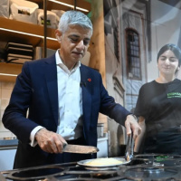 Türk restoranında künefe yaptı