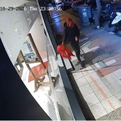 Türk bayrağını yere attı!