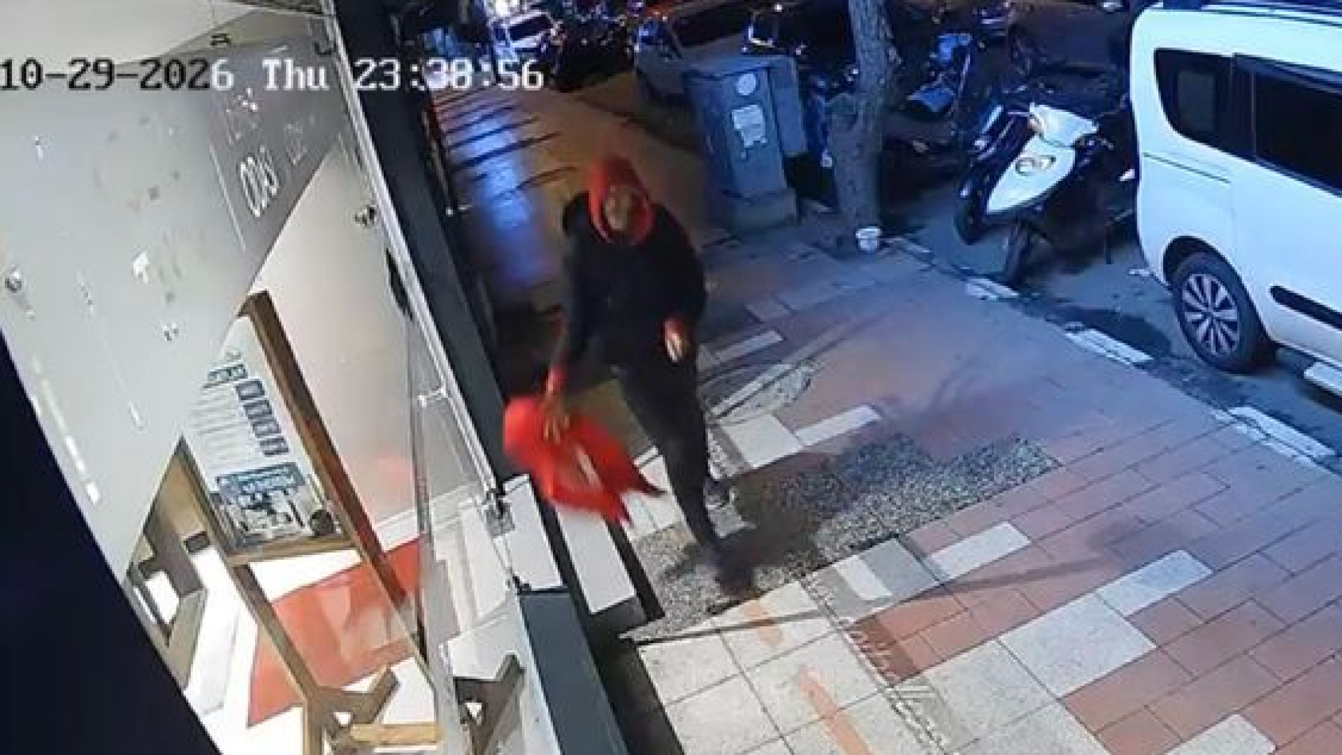 Türk bayrağını yere attı!