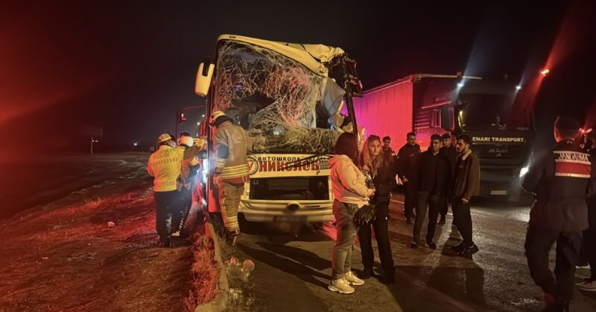 Collision between tour bus and truck in Edirne injures 10