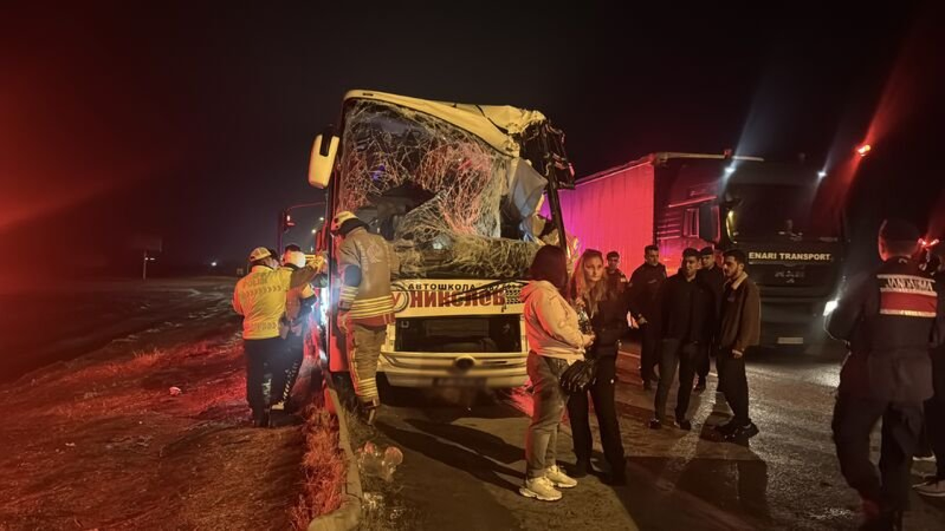 Edirne'de yolcu otobüsü TIR'a çarptı: 10 yaralı