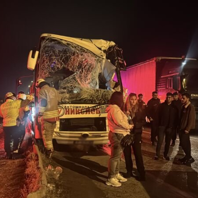 Tur otobüsü TIR ile çarpıştı: 10 yaralı
