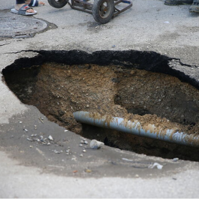 Adana'da yol çöktü, çukur oluştu