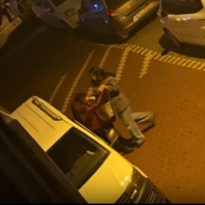 Sokağın ortasında kadın erkeği darp etti