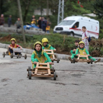 Rize'de tahta arabalarla "Laz Ralli"