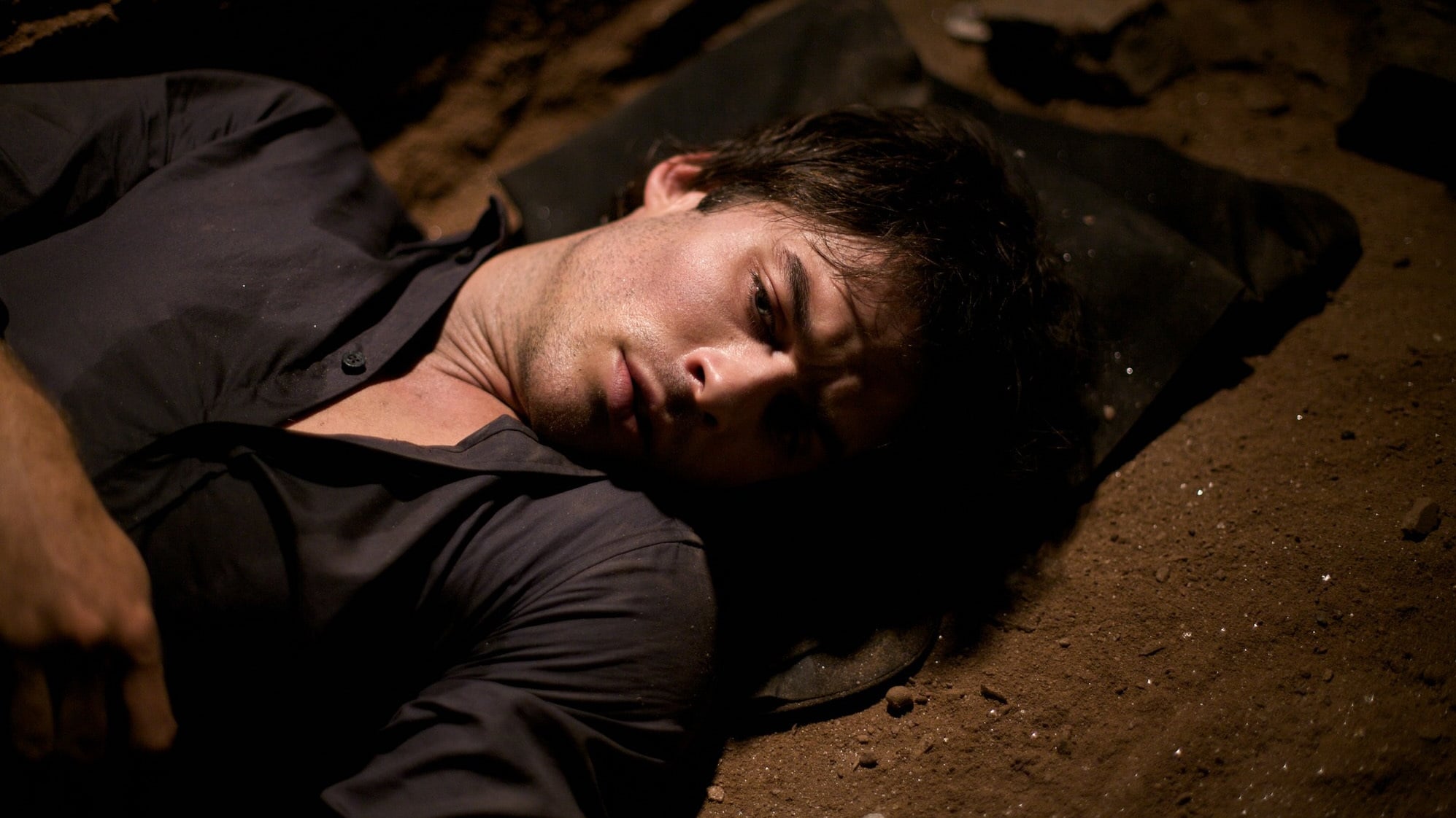 Мужчина лежит без сознания. Дневники вампира Деймон ранен.