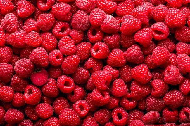 Ahududuların arasında bir çilek. Bulabilir misin? Ağzımız sulandı değil mi? Olsa da yesek.