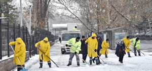 Başkent'te karla mücadele devam ediyor