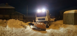 Ankara Büyükşehir'in çevre ilçelerdeki karla mücadelesi devam ediyor