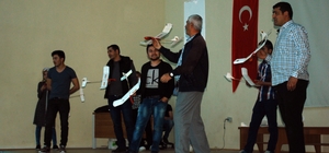 Yaptıkları maket uçaklarla yarıştılar
