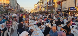 Sultanbeyli kent merkezinde binlerce kişi iftar yaptı