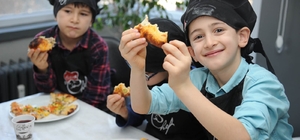 Türk ve Suriyeli çocuklar el ele yemek yaptı