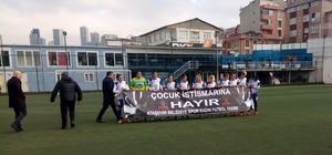 Kadın futbolcular, maça çıkmadan 'Cinsel istismara hayır' pankartı açtı