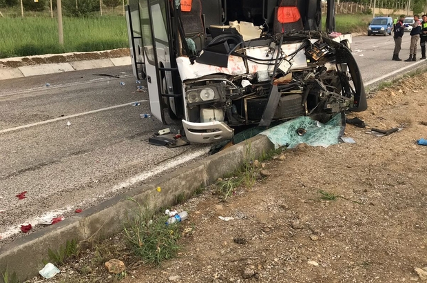 Tur Otobusu Tira Carpti 1 Olu 46 Yarali Bucak Tan Mevlana Gezisine Gidenleri Tasiyan Tur Otobusu Tira Carparak Devrildi Isparta Haberleri