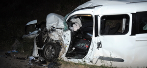 Hafif ticari araç ile kamyonet çarpıştı: 6 yaralı