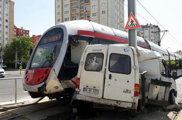 minibus ile tramvay carpisti 1 yarali kayseri haberleri