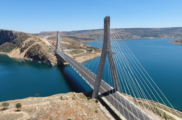 dogu nun bogaz koprusu gonul koprusu oldu dogu ile batiyi birlestiren nissibi koprusu ekonomik katkisinin yani sira bolgeye sosyo kulturel katki sagliyor kopruden her gun binlerce arac geciyor adiyaman haberleri