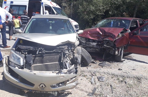 Burdur'da 2 otomobil kafa kafaya çarpıştı 8 yaralı