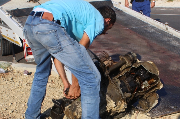 Adana'da refüje çarptıktan sonra devrilen otomobildeki 5 kiŸi yaralandı. ile ilgili görsel sonucu