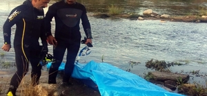 Kızılırmak'a atlayan genç boğuldu
Atlamadan önce cüzdanını köprüye bıraktı