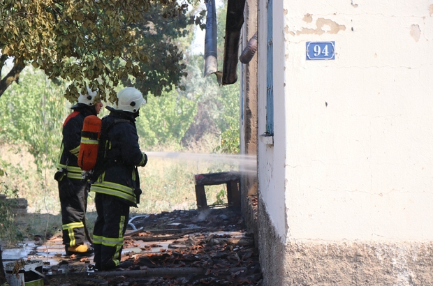 Çıkan yangına bağ evi kül oldu i̇tfaiye ekipleri yarım saatlik