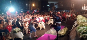 Kurtuluş kutlamalarına atlı efeler ve TRT sanatçıları damga vurdu