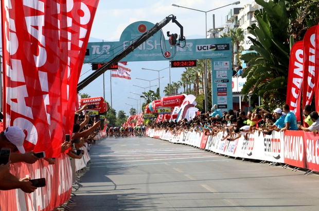 54 Cumhurbaskanligi Turkiye Bisiklet Turu Nun Alanya Antalya Etap Birincisi Sam Bennett Oldu Yariscilar Alanya Dan Antalya Ya Kadar 149 6 Kilometre Pedal Cevirdi Alanya Dan Antalya Ya Gelen Yariscilar Vatandaslar Tarafindan Yogun Ilgiyle Karsilandi