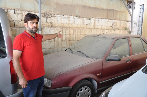 Güneydoğu Anadolu Bölgesinde etkili olan toz bulutu hayatı olumsuz etkilerken, Mardin'in Kızıltepe ilçesinde oto yıkamacılar dolup taştı. Mardin'in Kızıltepe ilçesinde toz bulutu vatandaşlara zor anlar yaşattı. Kimileri dışarı çıkamazken, toz yağmurla birlikte çamur şeklinde yağdı. Araçların üzerini çamur kapladı. Kimi vatandaşlar çareyi oto yıkamacıların yolunu tutmakta buldu. Oto yıkamacılar ise toz bulutundan sonra dolup taştı. İşlerinin çok iyi gittiğini ifade eden oto yıkamacı Abdulkadir Çevik böyle durumlarda günlük işçi de tuttuklarını söyledi. Çevik,