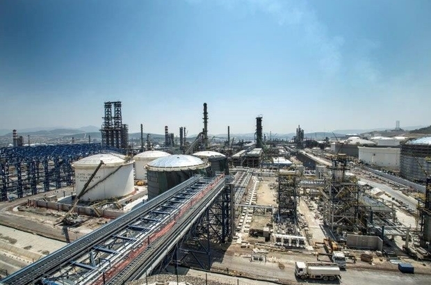 6,3 milyar dolarlık yatırım değeri ile STAR Rafineri STAR Rafineri, Cumhurbaşkanı Recep Tayyip Erdoğan ve Azerbaycan Cumhurbaşkanı İlham Aliyev'in katılımıyla yarın açılıyor STAR Rafineri, işletme döneminde bin 100 kişiye istihdam sağlayacak Yıllık 10 milyon ton ham petrol işleme kapasitesine sahip Petrol ürünleri ithalatında her yıl 1,5 milyar dolar civarında tasarruf sağlayacak