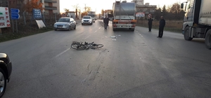 Bisikletin üzerindeki 3 çocuğa kamyon çarptı: 2'si ağır, 1'i hafif yaralı