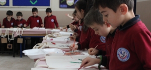 Öğrenciler boyadıkları bez çantaları kullanarak doğayı koruyacak