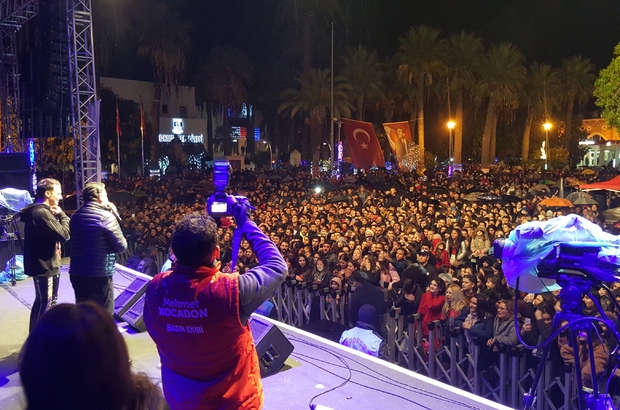 Yeni Yil Bodrum A Yagmurla Geldi Meydanda Toplanan Binlerce Kisi Unlu Sarkici Edis Konseriyle Costu Mugla Haberleri