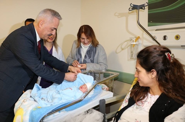 Isparta Da Yeni Yilin Ilk Bebeklerine Vali Den Altin Odulu Isparta Haberleri