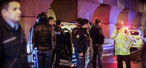 İstanbul'da taksi kovalayan polis aracı devrildi: 2 polis yaralı