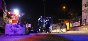 Kağıthane'de devrilen otomobilin sürücüsü yaralandı