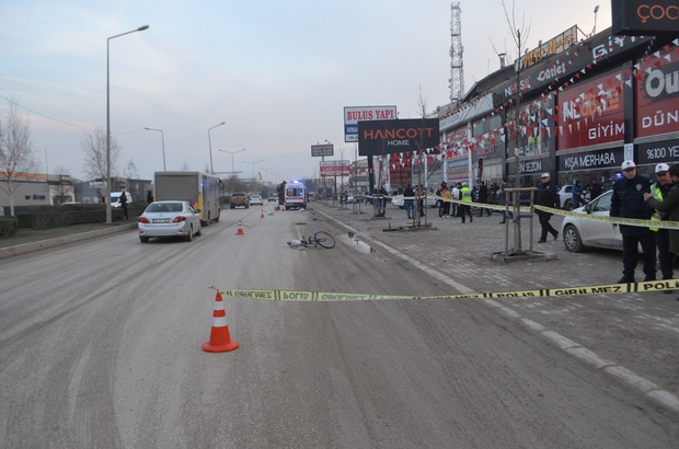 Kamyon kaldÄ±rÄ±mda yÃ¼rÃ¼yen Suriyeli genci ezdi, o anlar kameralara yansÄ±dÄ± ile ilgili gÃ¶rsel sonucu