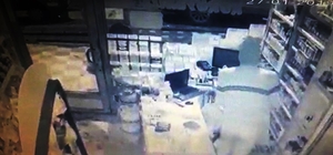 Çalıntı otomobil ile büfe soydular
Soygun anbean güvenlik kameralarına yans...