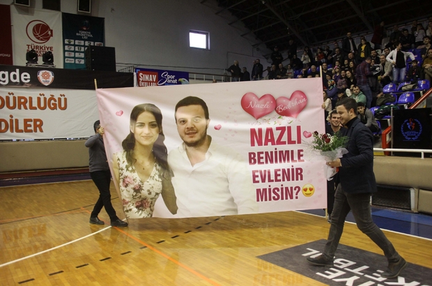 Basketbol Macinda Surpriz Evlilik Teklifi Yuzlerce Seyirci Onunde Evet Dedi Balikesir Haberleri