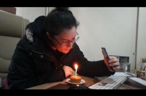 2 yıldır göremediği babaya doğum günü sürprizi adana’da bir genç kız